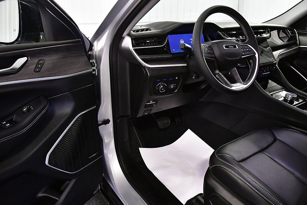 Used 2023 Jeep Grand Cherokee 4WD 4xe w/ Luxury Tech Group II image 14