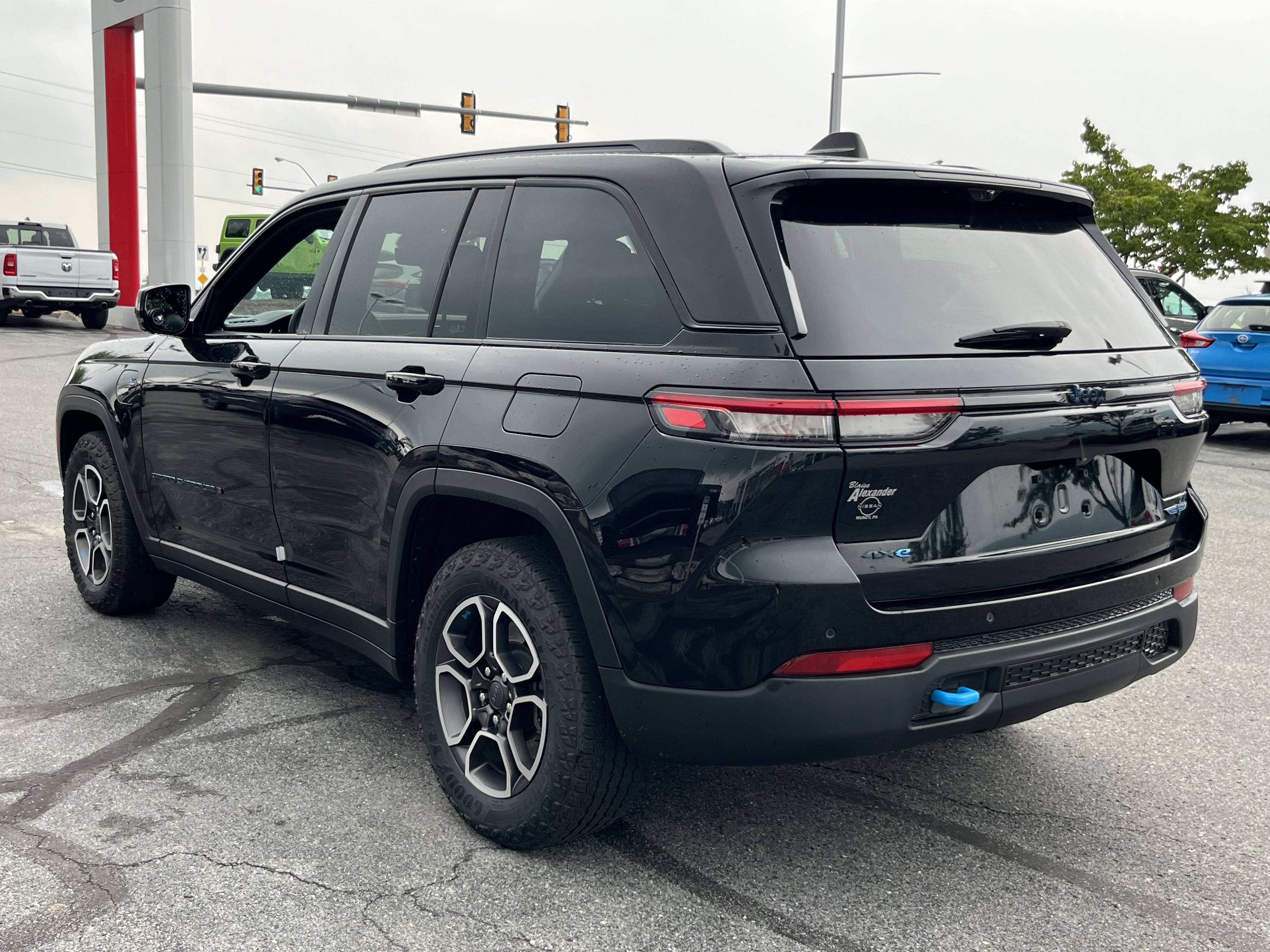 Used 2023 Jeep Grand Cherokee Trailhawk w/ Luxury Tech Group III AWD/4WD image 9