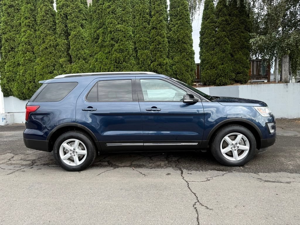 Used 2017 Ford Explorer XLT w/ Equipment Group 202A AWD/4WD image 11