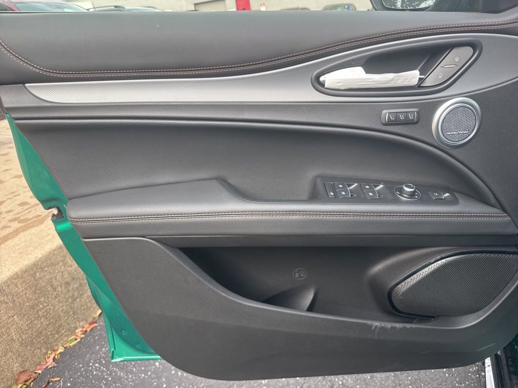 New 2025 Alfa Romeo Stelvio Sprint image 12