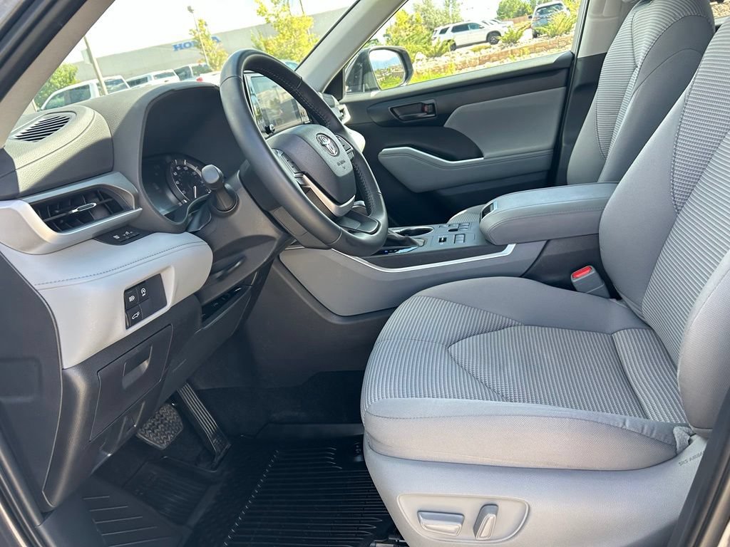 Used 2025 Toyota Highlander LE AWD/4WD image 23