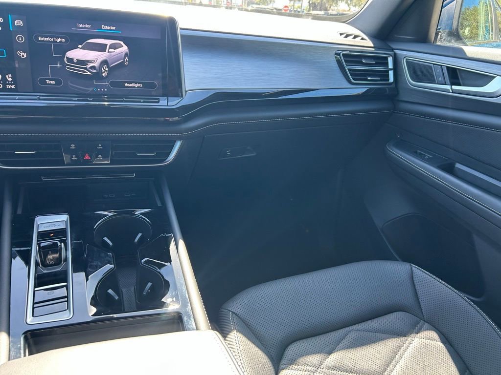 Used 2025 Volkswagen Atlas Cross Sport SE w/ Panoramic Sunroof Package image 11