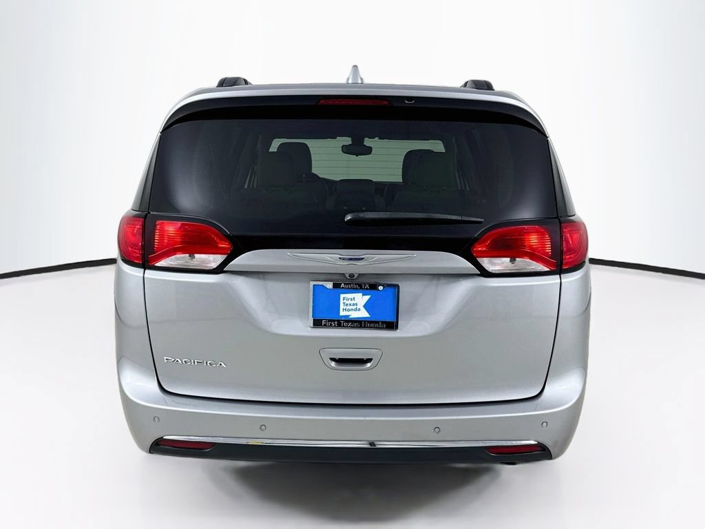 Used 2017 Chrysler Pacifica Touring-L w/ Tire & Wheel Group FWD image 7