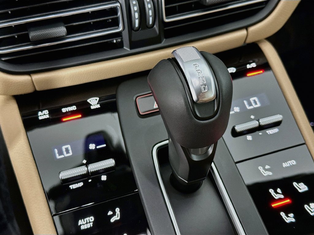 Certified 2026 Porsche Macan AWD/4WD image 18