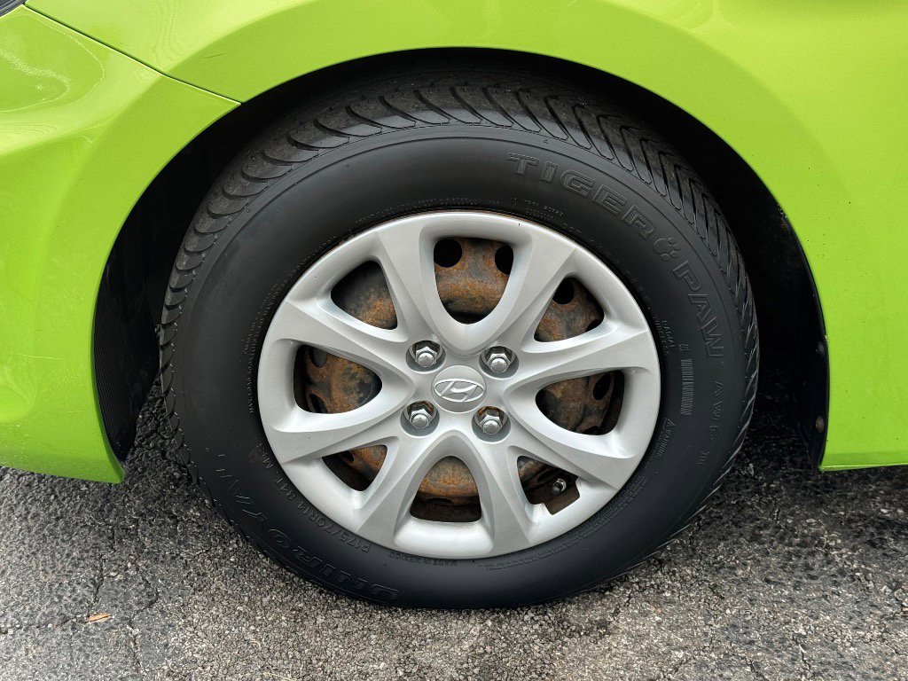Used 2012 Hyundai Accent GS FWD image 9