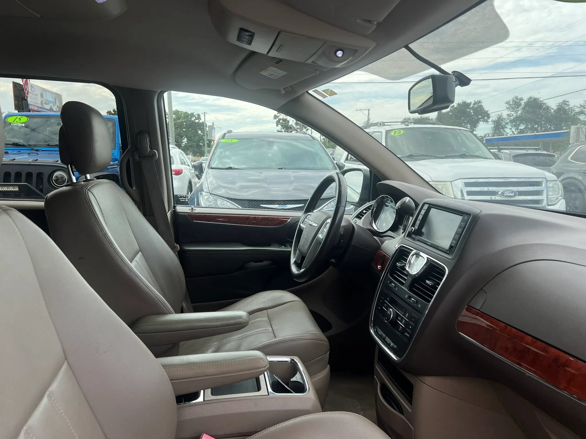 Used 2013 Chrysler Town & Country Touring FWD image 17