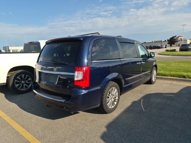 Used 2015 Chrysler Town & Country Touring-L w/ Driver Convenience Group FWD image 5