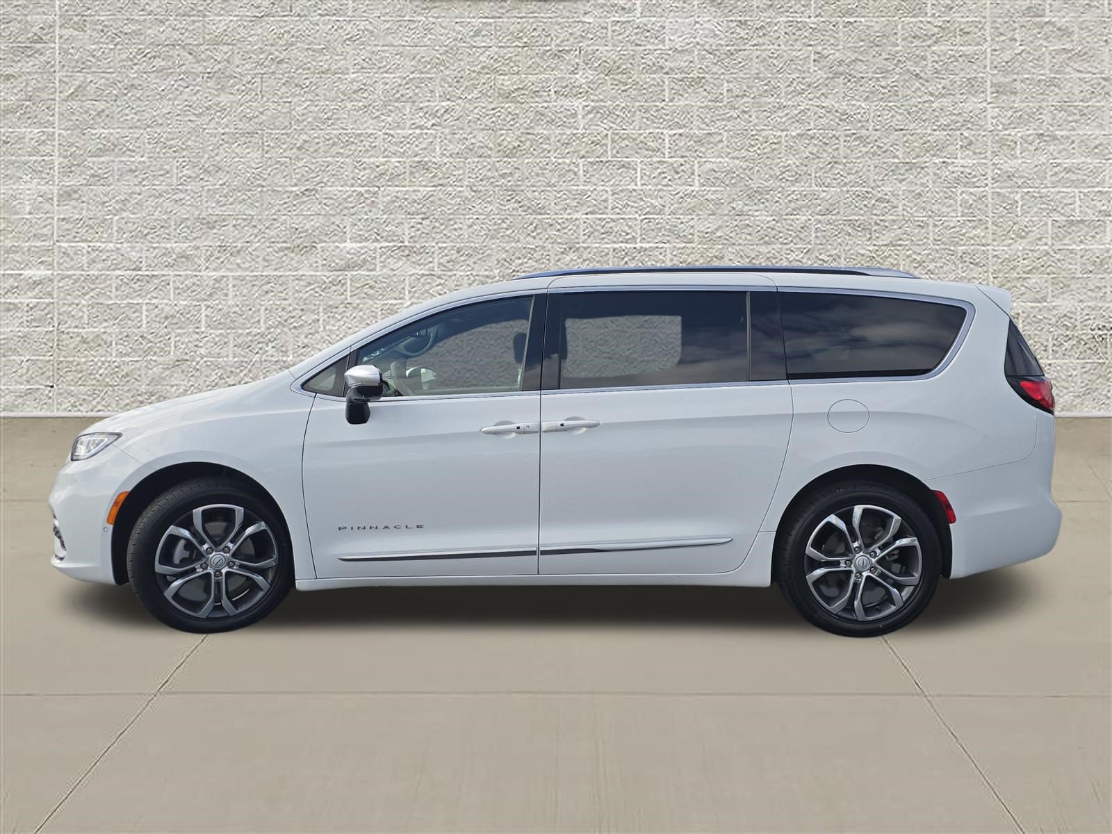 Used 2026 Chrysler Pacifica Pinnacle w/ Trailer Tow Group AWD/4WD image 4