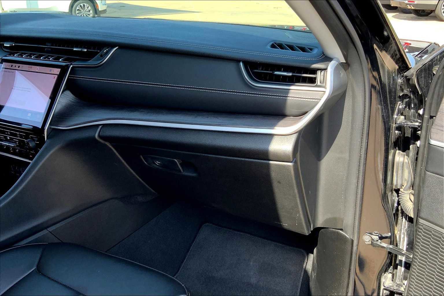 Used 2024 Jeep Grand Cherokee Limited image 16