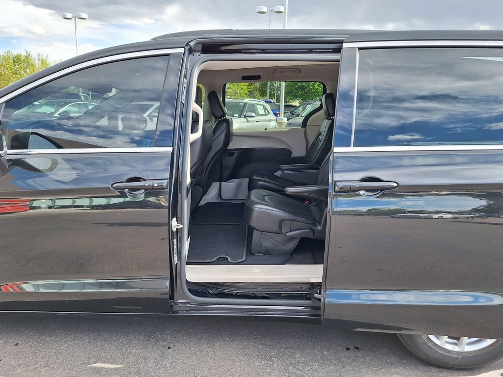 Used 2022 Chrysler Pacifica Touring-L FWD image 13