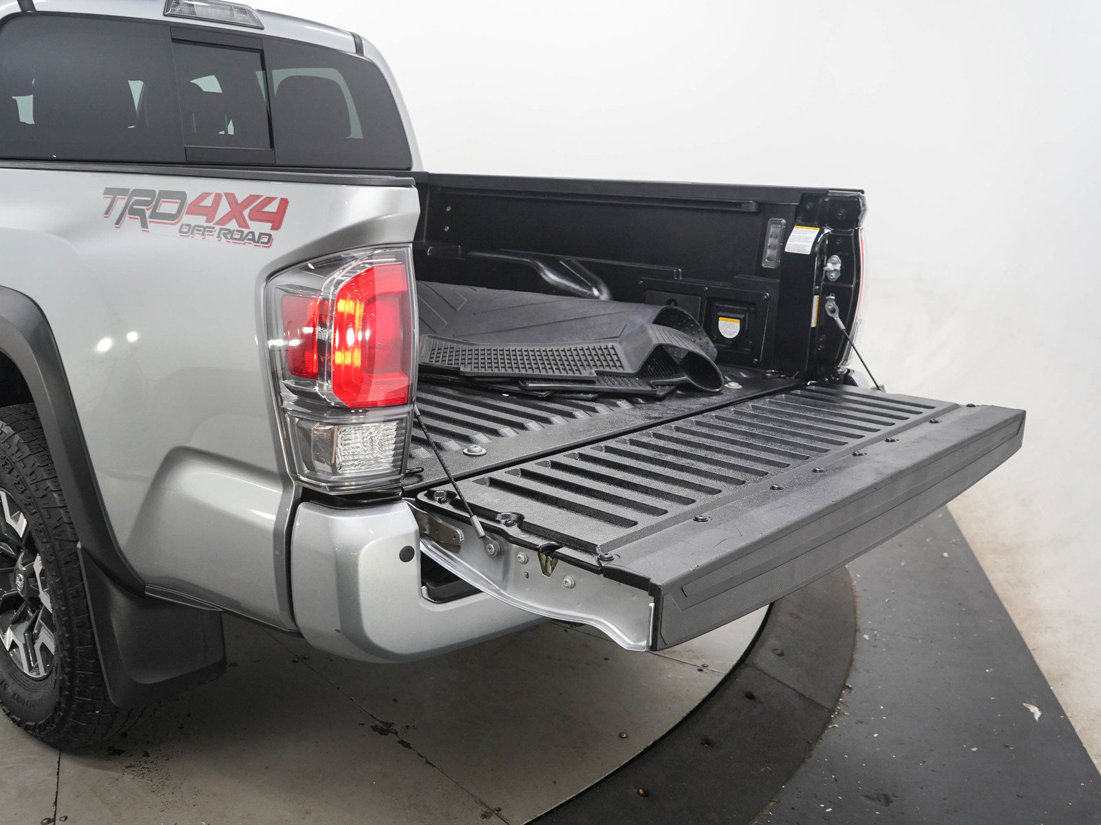 Used 2022 Toyota Tacoma TRD Off-Road w/ TRD Premium Off Road Package AWD/4WD image 9