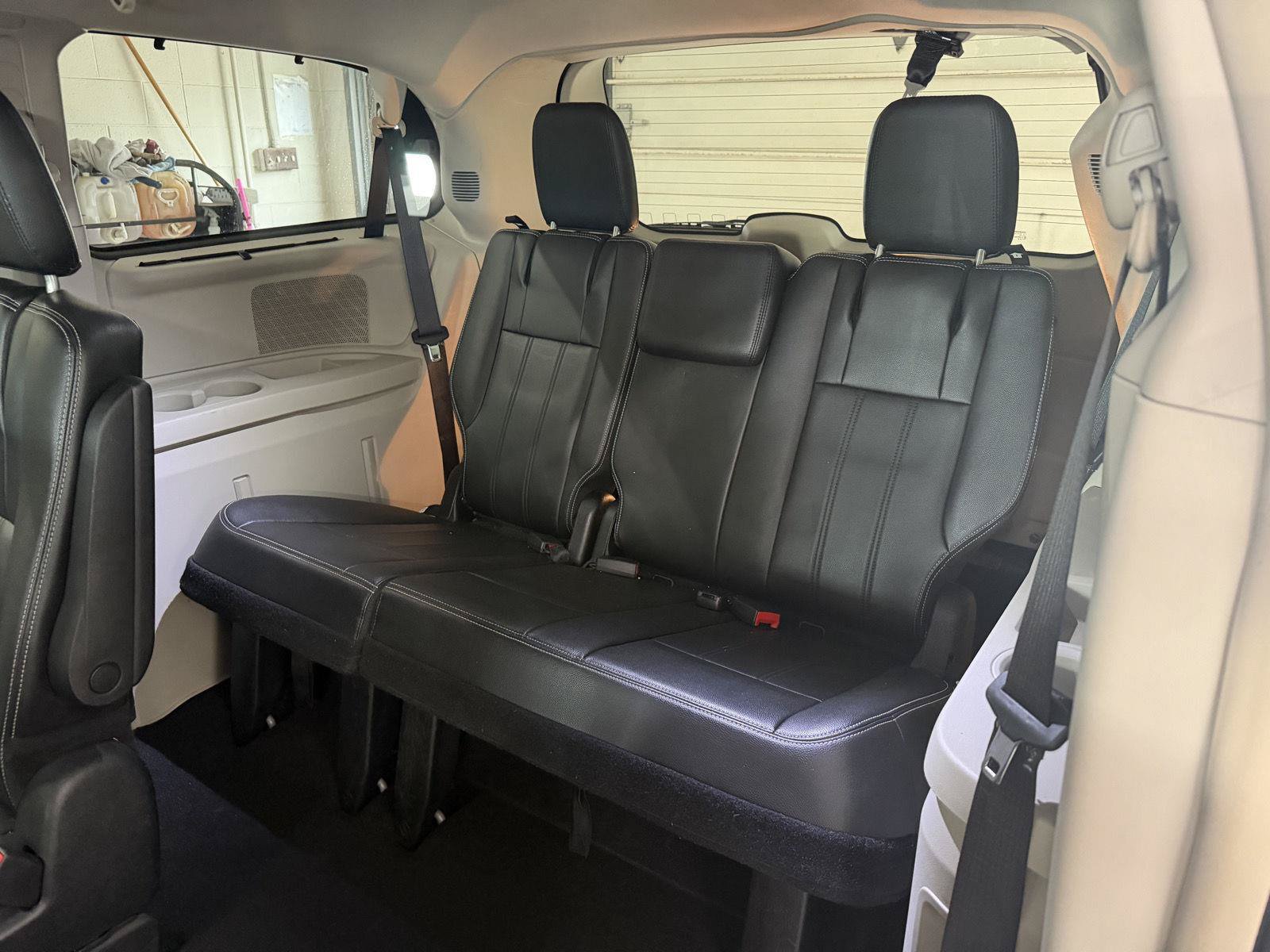 Used 2015 Chrysler Town & Country Touring FWD image 28