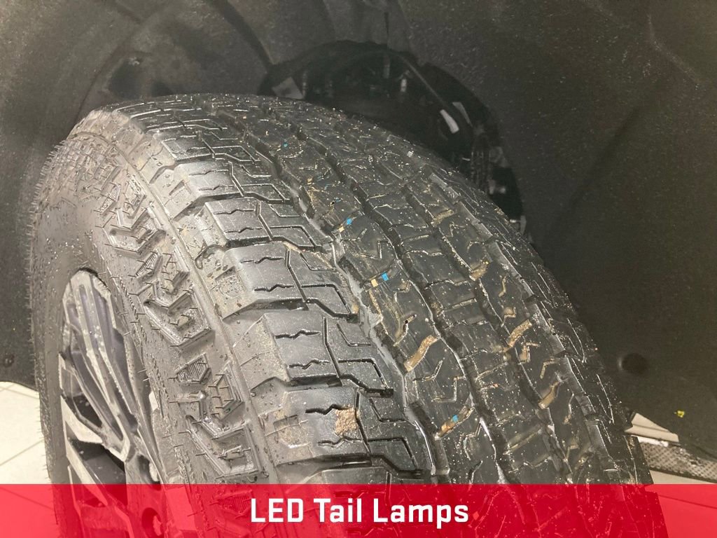 Used 2025 Chevrolet Suburban Z71 w/ Comfort Package image 28