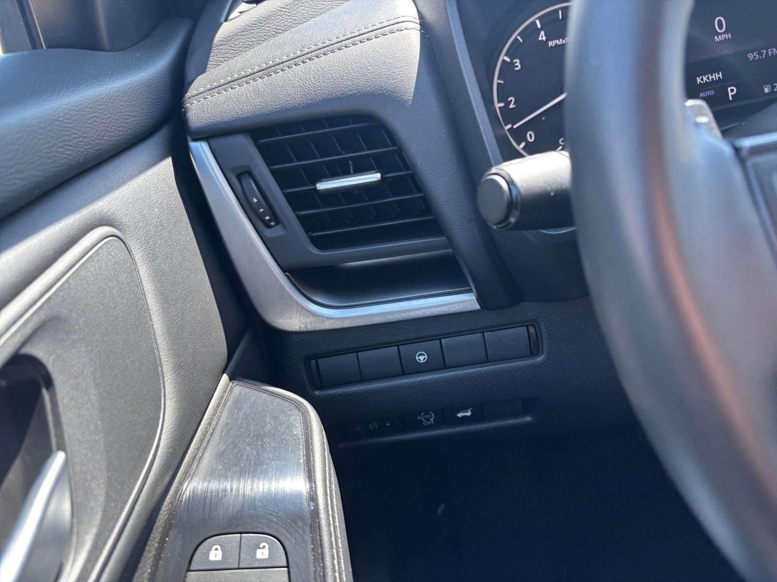 Used 2025 Nissan Rogue SV AWD/4WD image 36