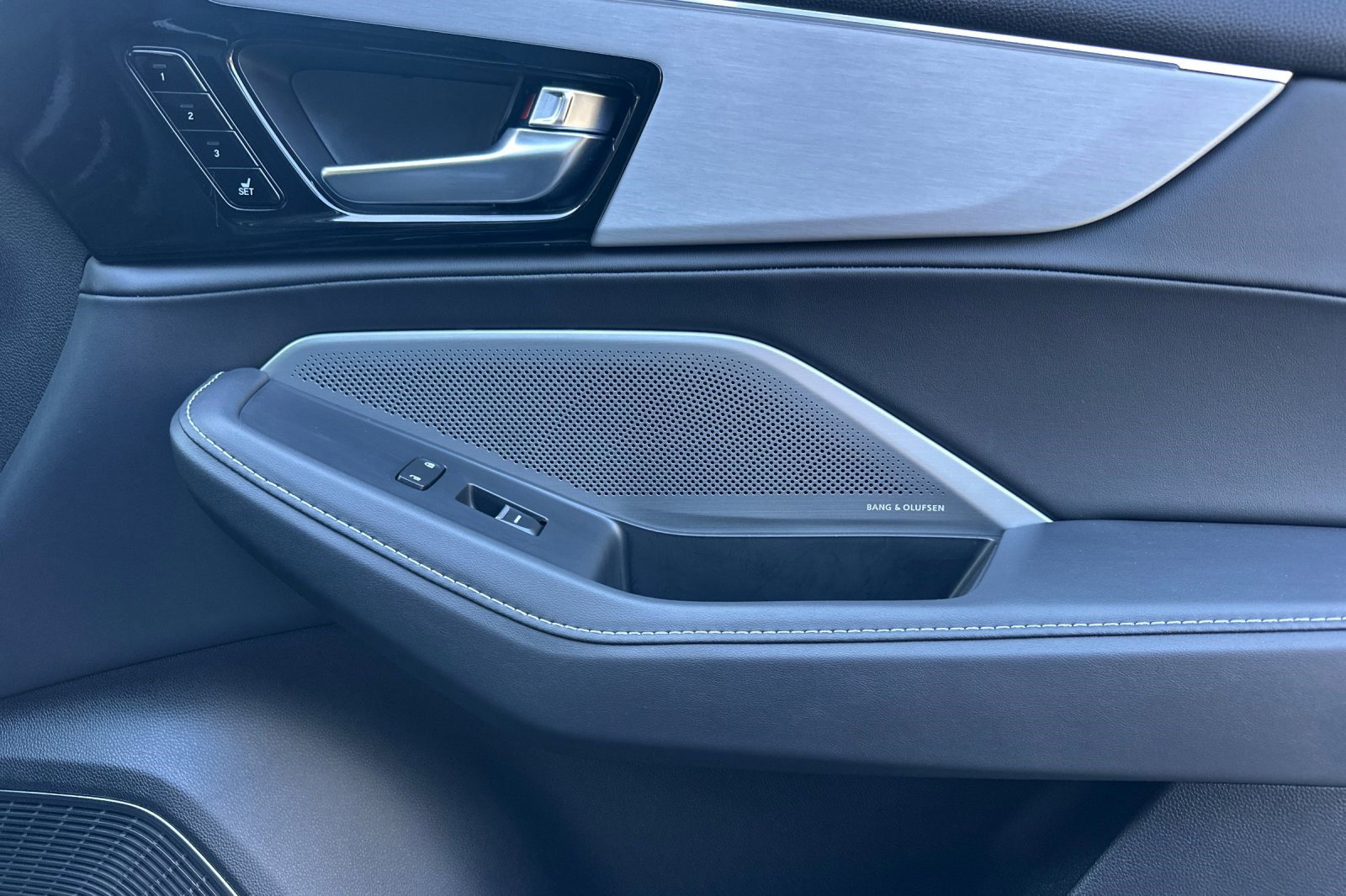 Certified 2025 Acura MDX FWD w/ Technology Package image 22