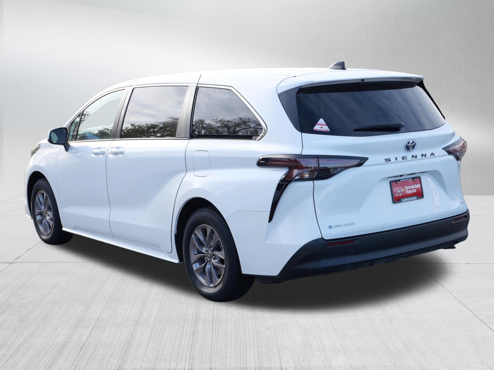 Certified 2025 Toyota Sienna LE AWD/4WD image 5