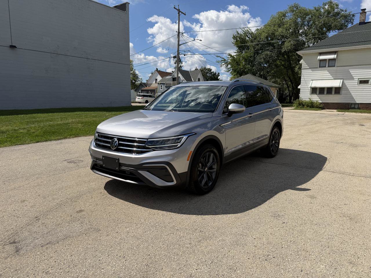 Used 2024 Volkswagen Tiguan SE w/ Panoramic Sunroof Package AWD/4WD image 3
