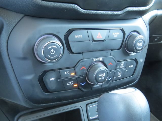 Used 2020 Jeep Renegade Latitude w/ Popular Equipment Group FWD image 21
