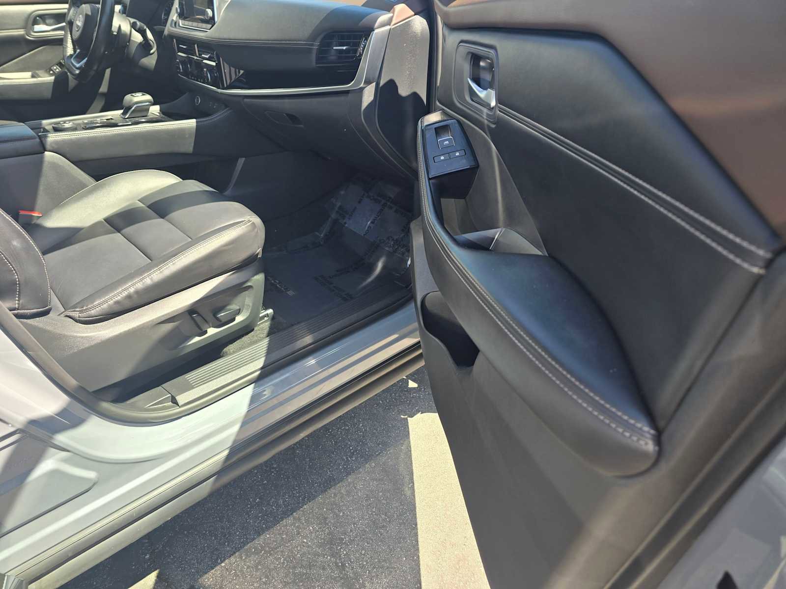 Used 2023 Nissan Rogue SL image 10