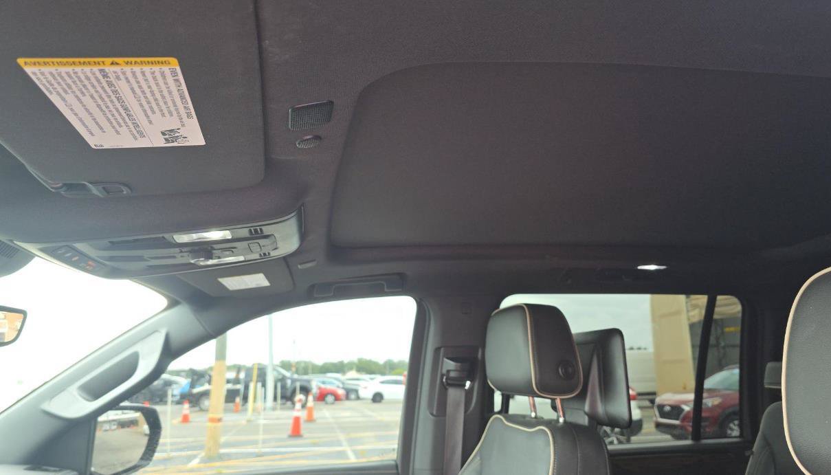 Used 2023 Chevrolet Suburban Premier w/ Advanced Technology Package RWD image 17