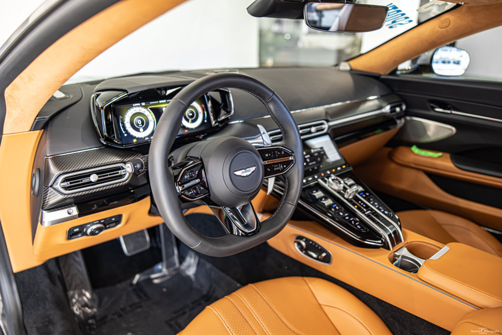 Used 2025 Aston Martin V8 Vantage Coupe RWD image 17