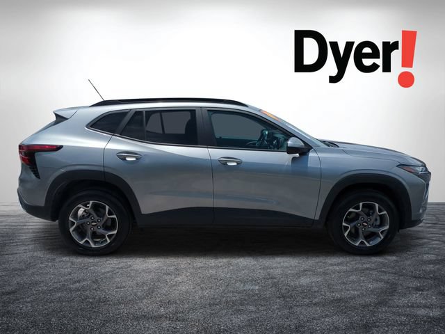 Used 2025 Chevrolet Trax LT w/ LT Convenience Package FWD image 2