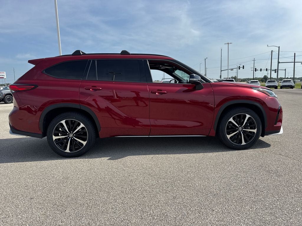 Used 2022 Toyota Highlander XSE FWD image 9
