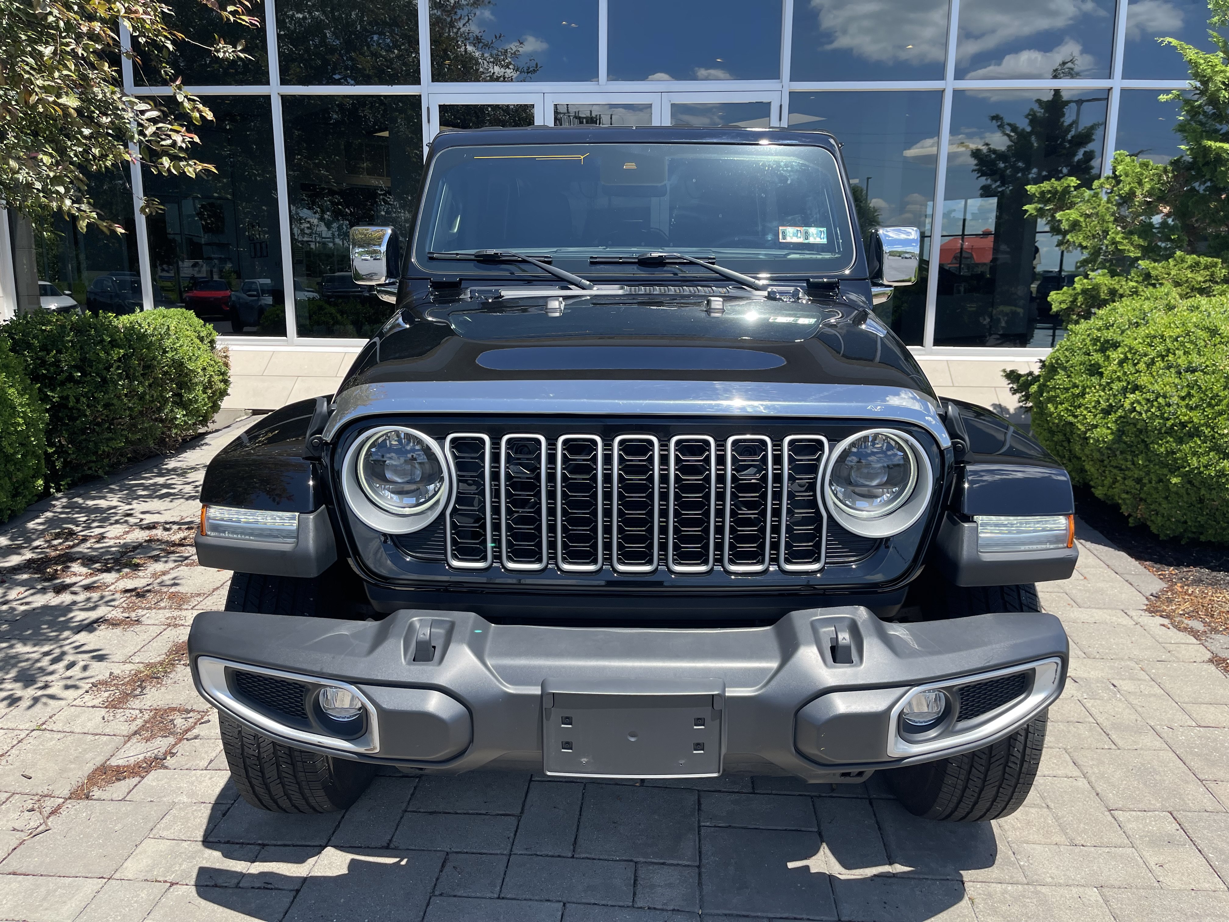 Used 2024 Jeep Wrangler Unlimited Sahara AWD/4WD image 2