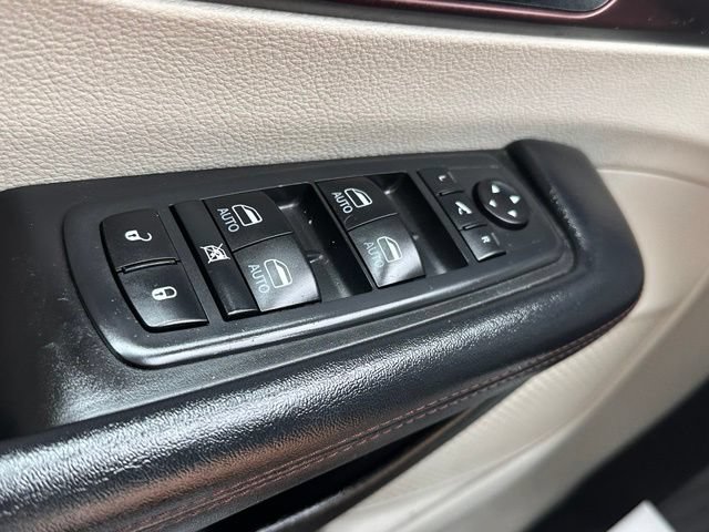 Used 2019 Chrysler Pacifica Limited w/ Tire & Wheel Group FWD image 19