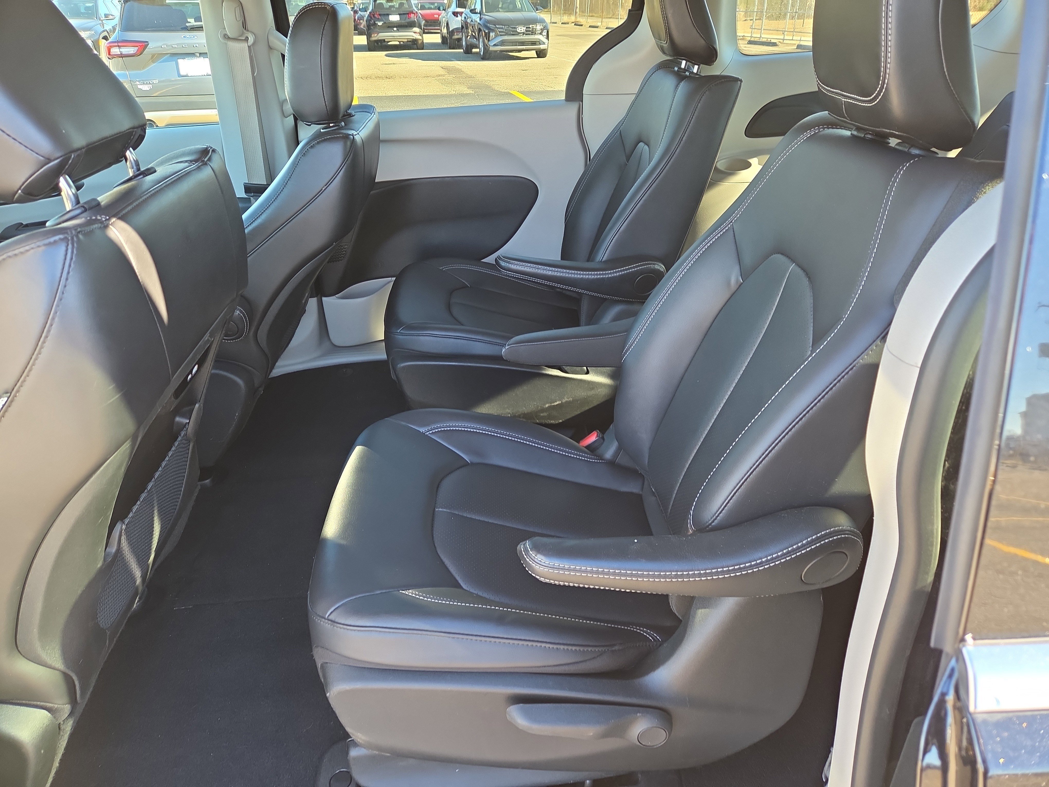 Used 2024 Chrysler Pacifica Select image 7
