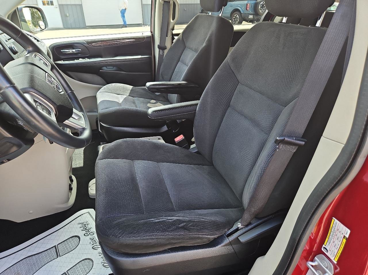 Used 2015 Dodge Grand Caravan SE w/ Quick Order Package 29E SE FWD image 12