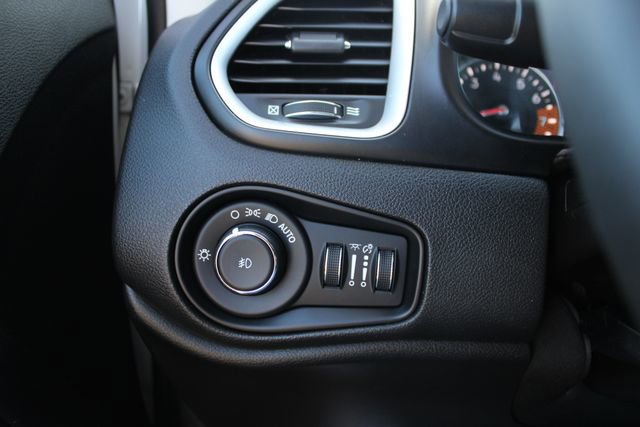 Used 2021 Jeep Renegade Latitude AWD/4WD image 11