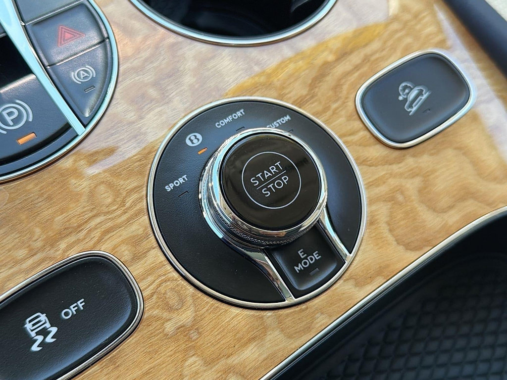 Used 2023 Bentley Bentayga Plug-In Hybrid AWD/4WD image 16
