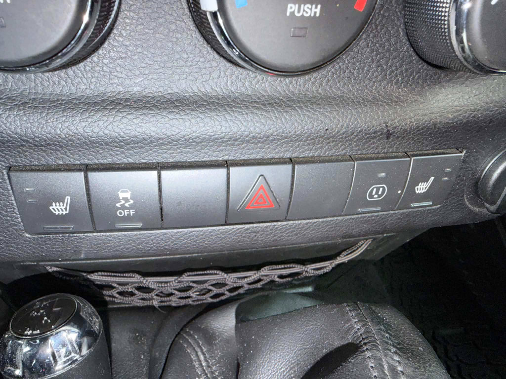 Used 2017 Jeep Wrangler Unlimited Sahara w/ Connectivity Group AWD/4WD image 12