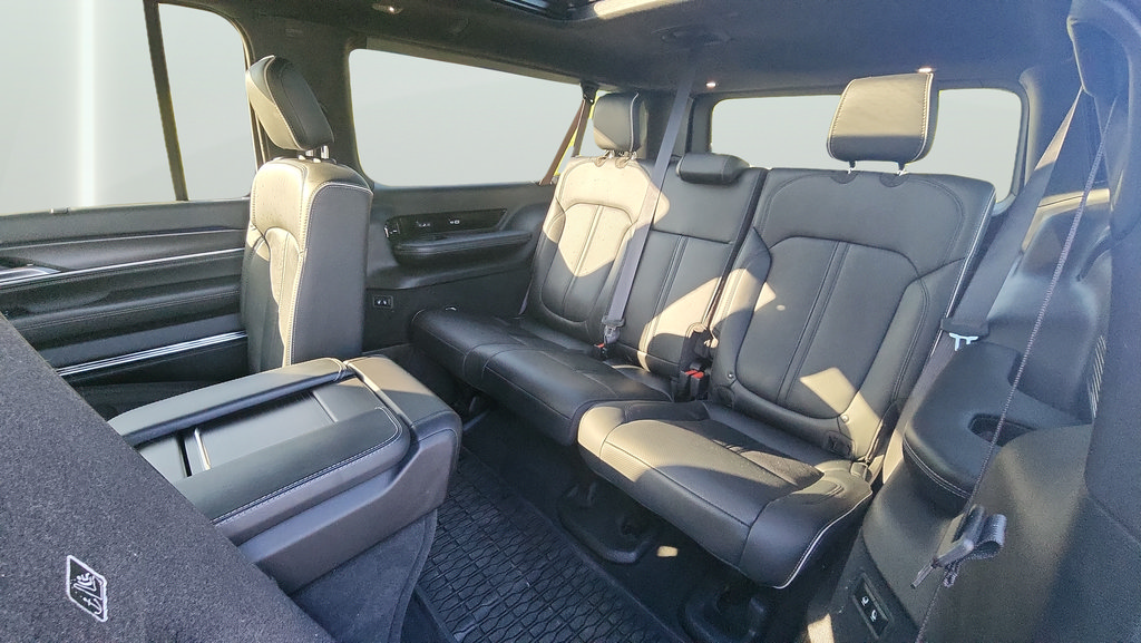 Used 2025 Jeep Grand Wagoneer L Series II Obsidian w/ Quick Order Packagew 28T AWD/4WD image 28