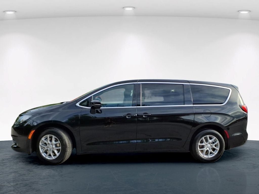 New 2027 Chrysler Pacifica LX FWD image 5