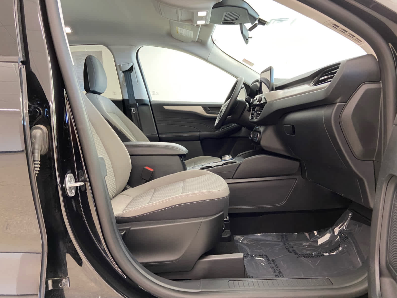 Used 2022 Ford Escape SE w/ SE Sport Appearance Package image 18