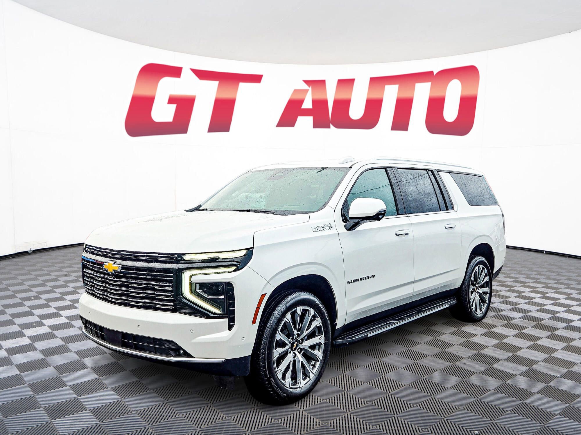 Used 2025 Chevrolet Suburban High Country image 3
