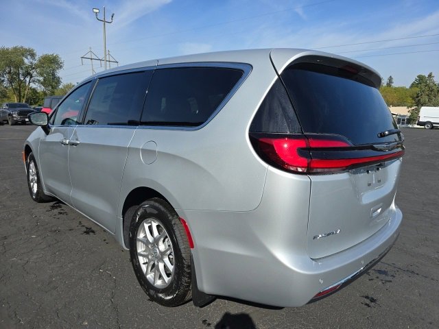 New 2026 Chrysler Pacifica Select image 5