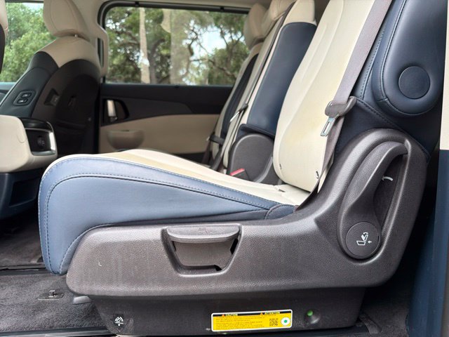 Used 2025 Kia Carnival EX FWD image 32