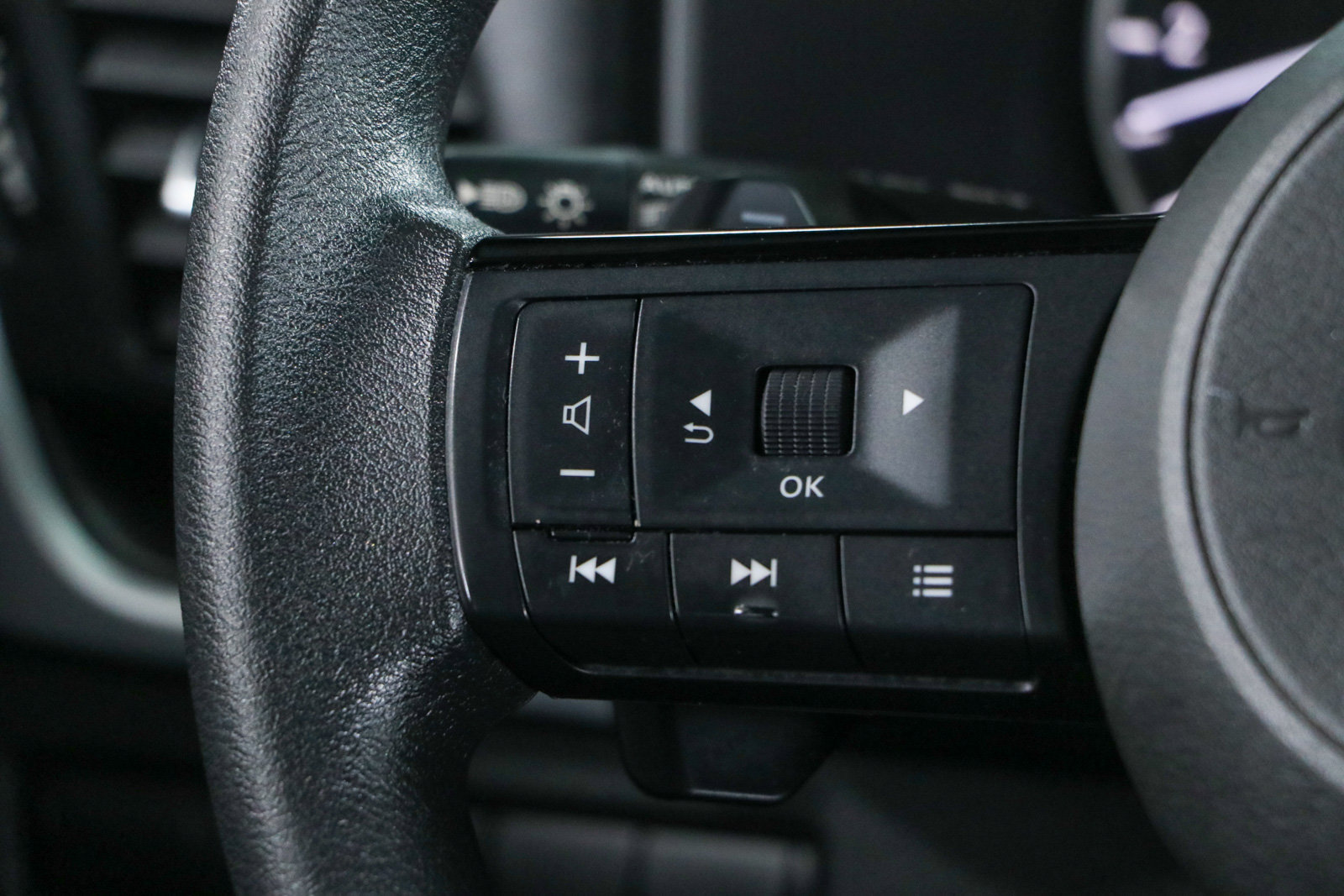 Used 2023 Nissan Rogue SV AWD/4WD image 13
