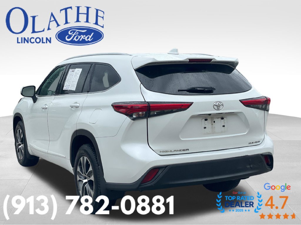 Used 2022 Toyota Highlander XLE AWD/4WD image 3