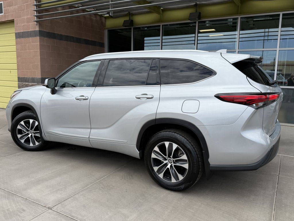 Used 2021 Toyota Highlander XLE AWD/4WD image 5