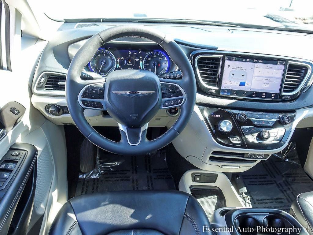 Used 2024 Chrysler Pacifica Touring-L image 14