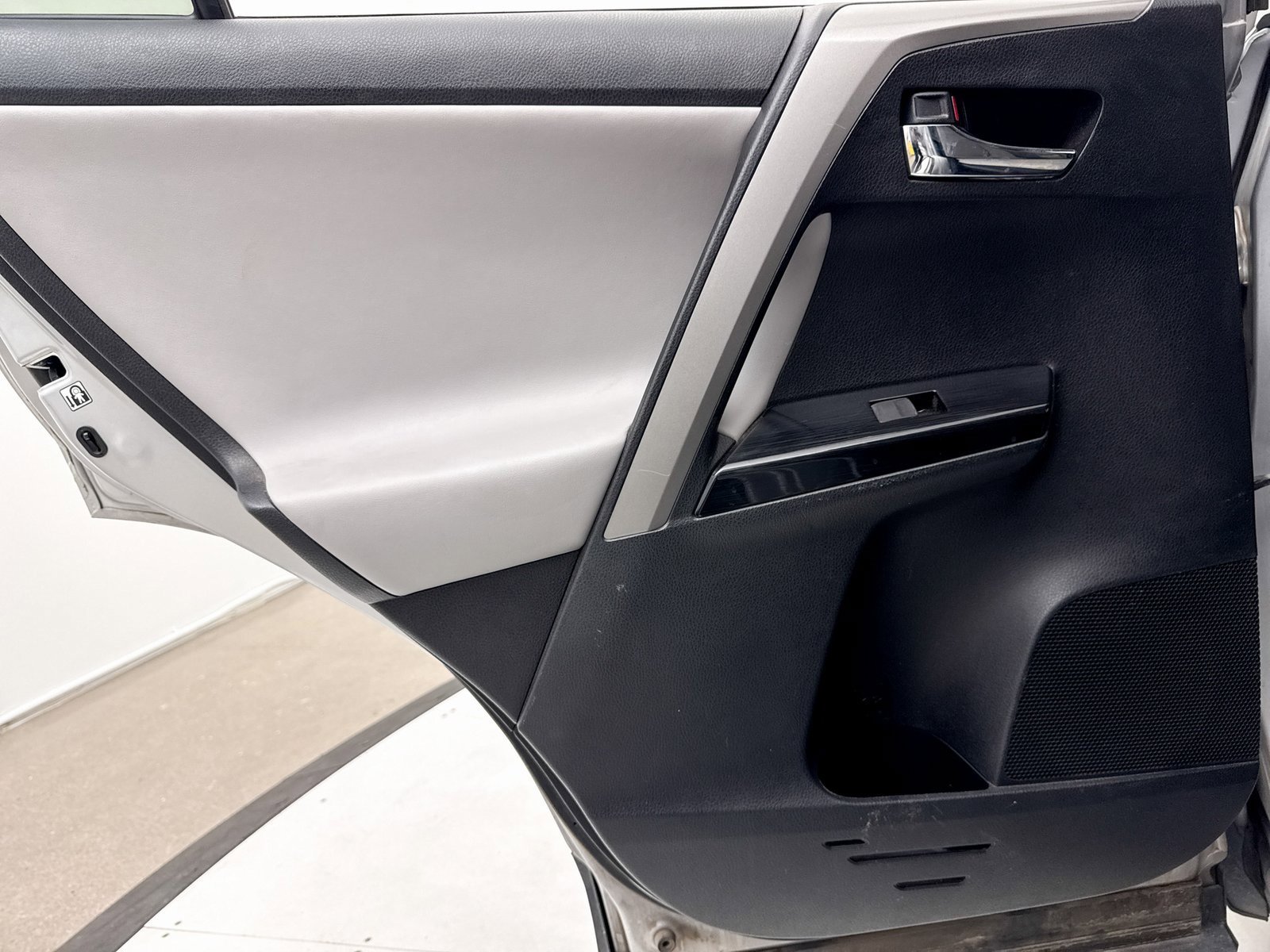 Used 2018 Toyota RAV4 Limited image 32