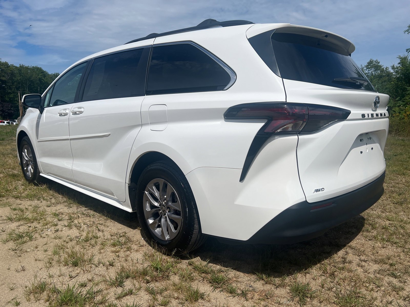 Used 2024 Toyota Sienna LE image 5