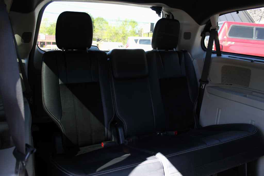 Used 2016 Dodge Grand Caravan SXT image 23