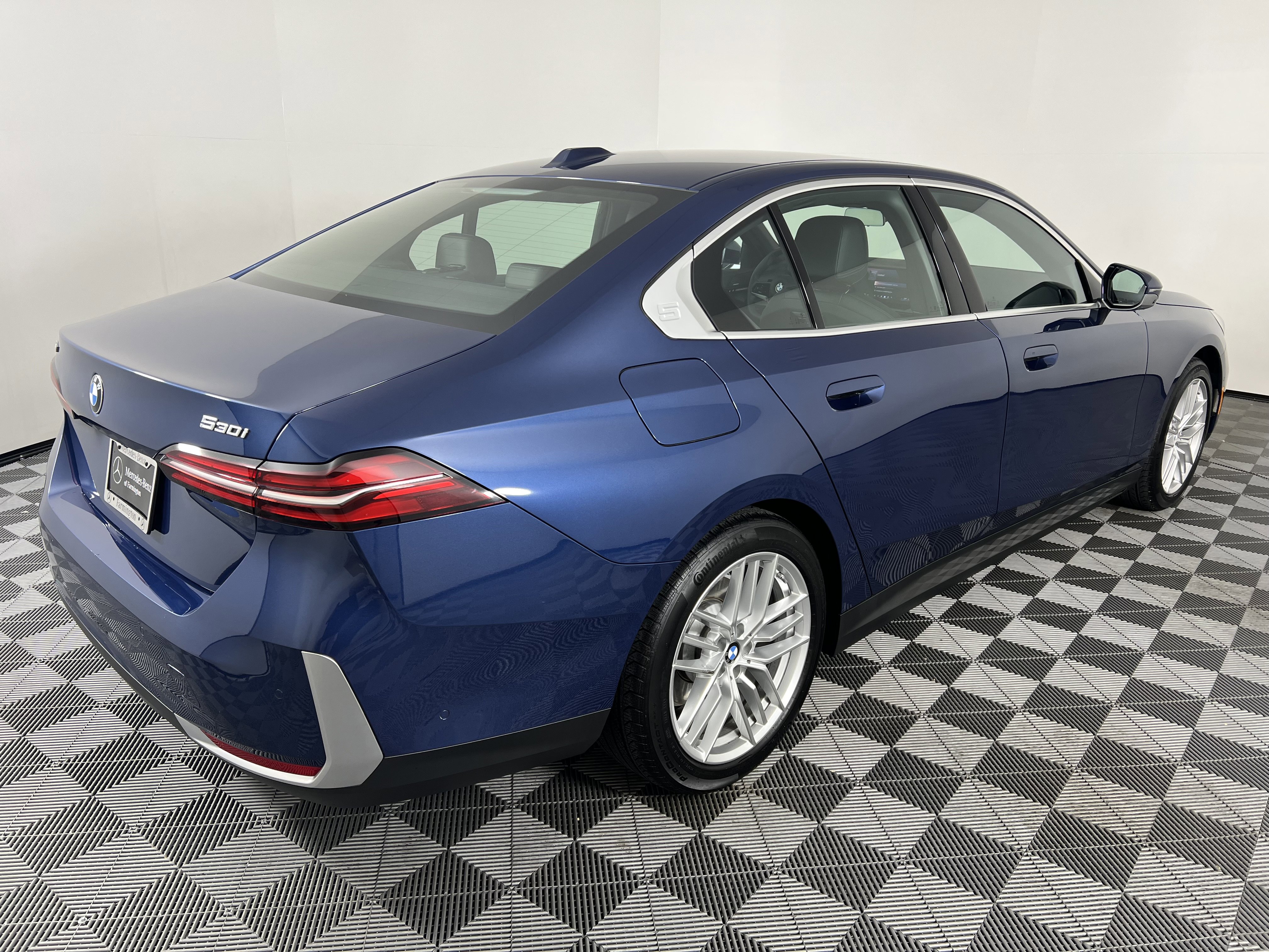 Used 2025 BMW 530i xDrive w/ Premium Package AWD/4WD image 13