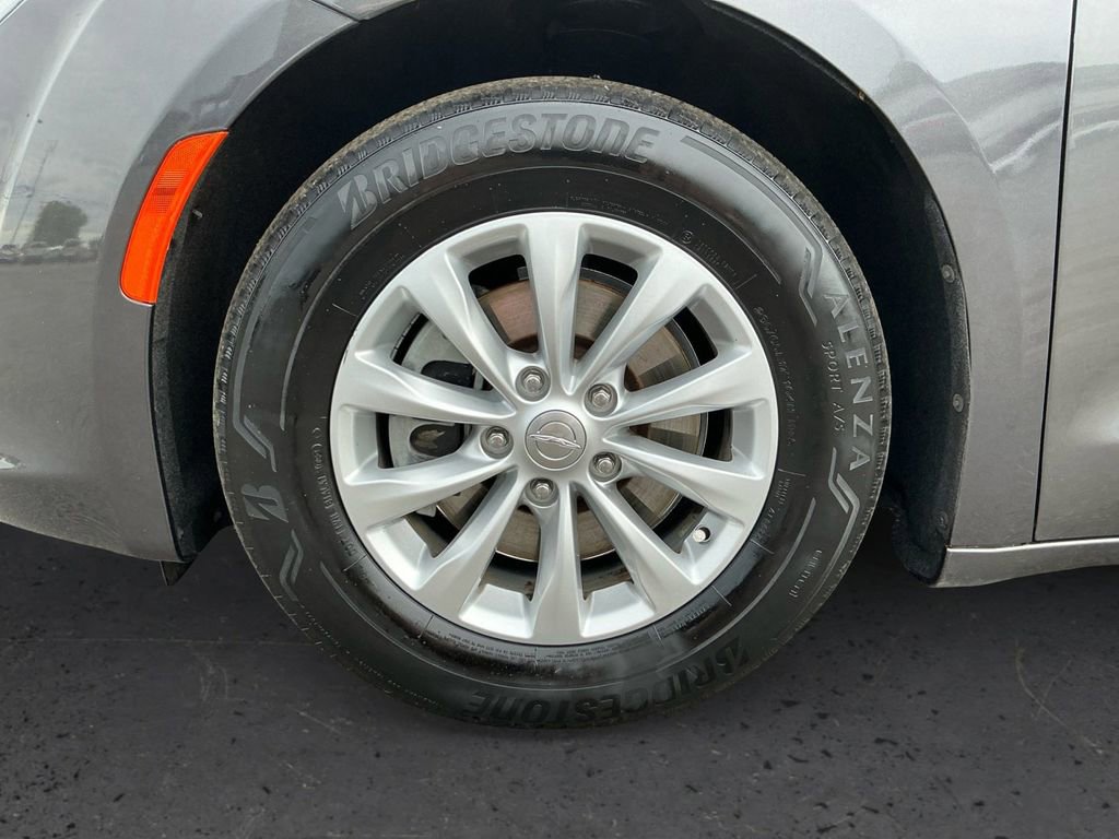 Used 2018 Chrysler Pacifica Touring-L FWD image 13