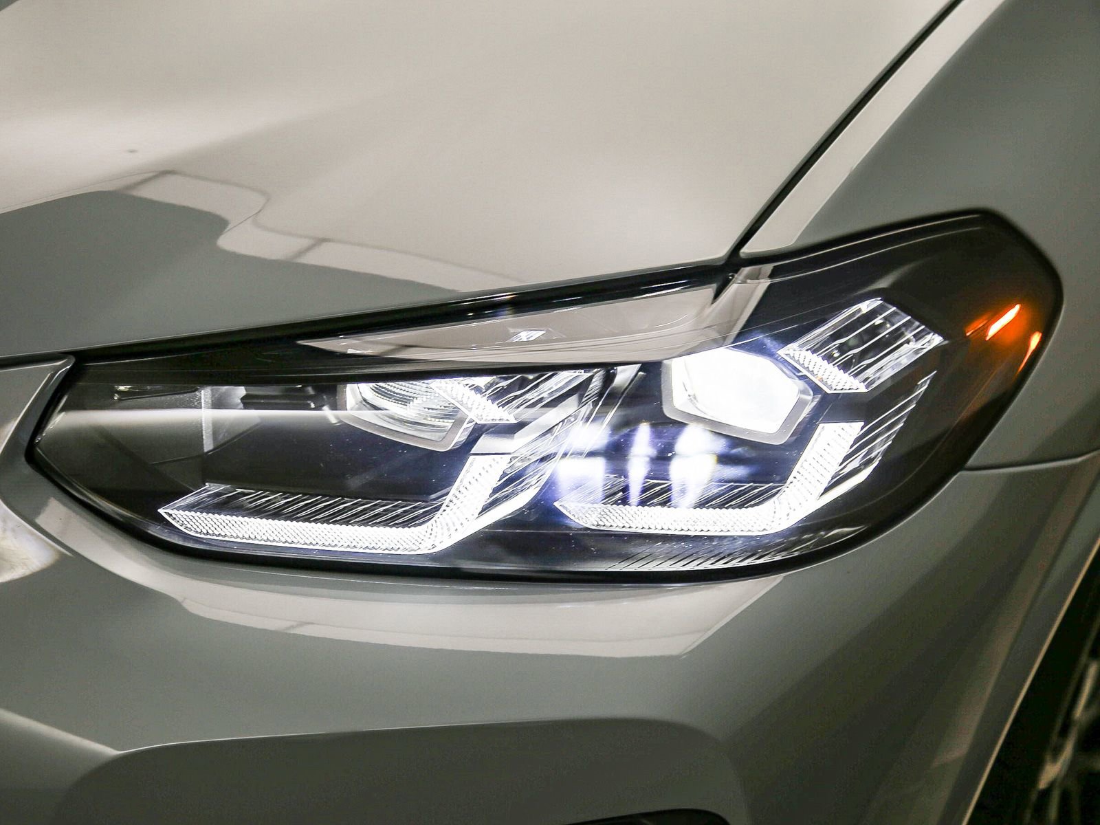 Used 2025 BMW X4 xDrive30i w/ Premium Package AWD/4WD image 8